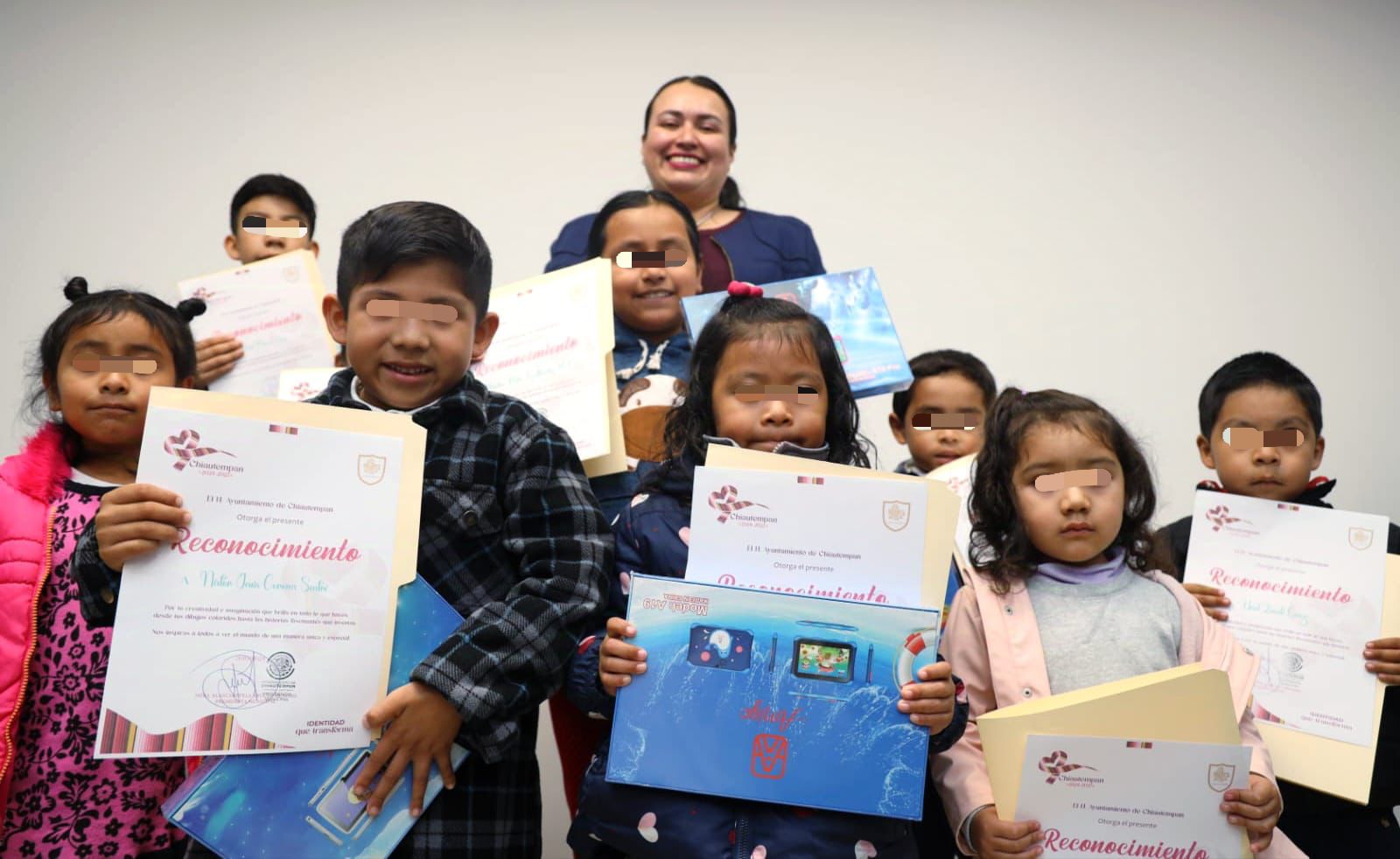 Blanca Angulo reconoce creatividad de niños chiautempenses